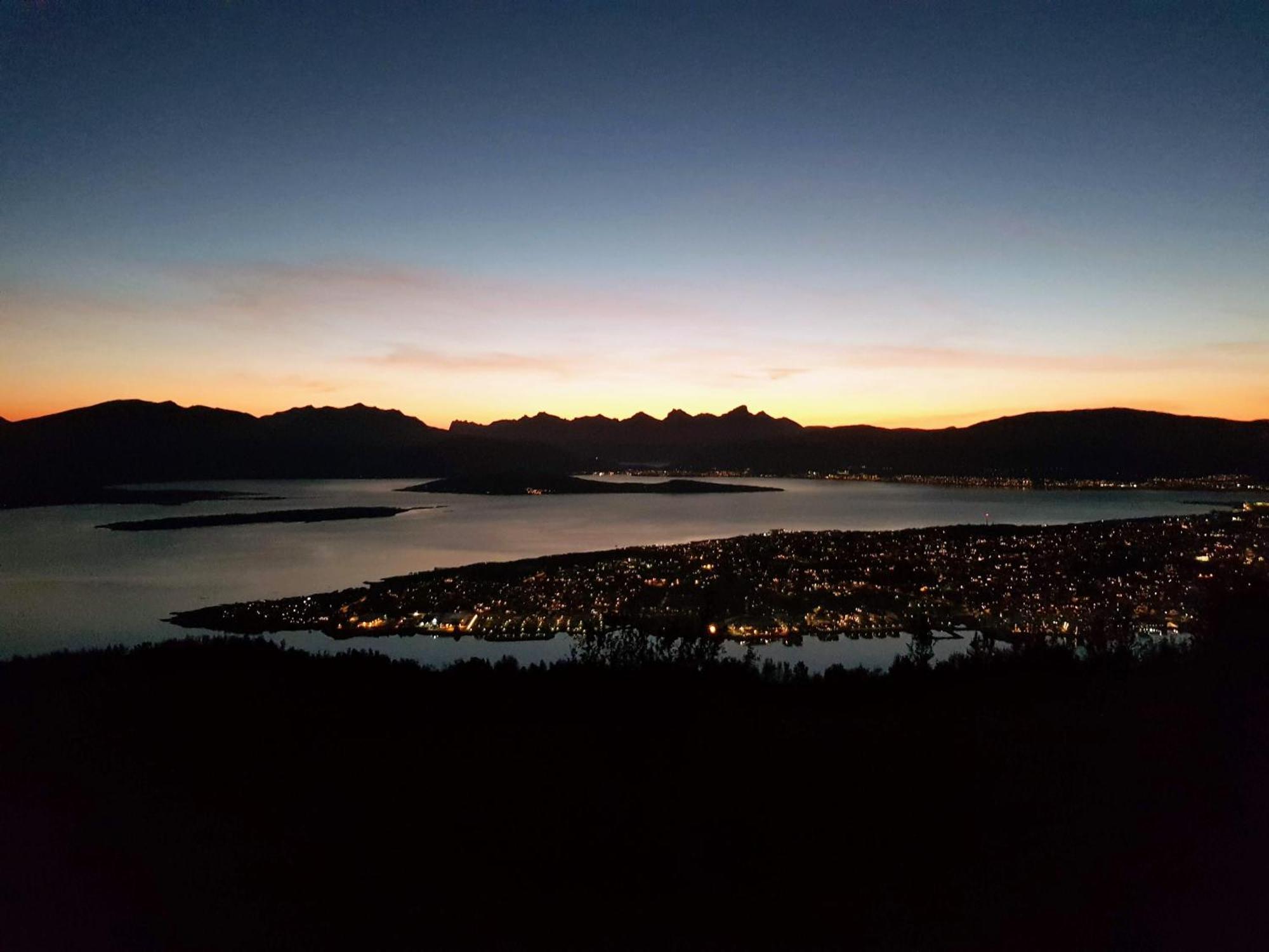 Cozy Close To The And The Mountains Lägenhet Tromsø